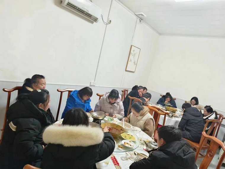 超光公司为过生日的员工庆祝生日